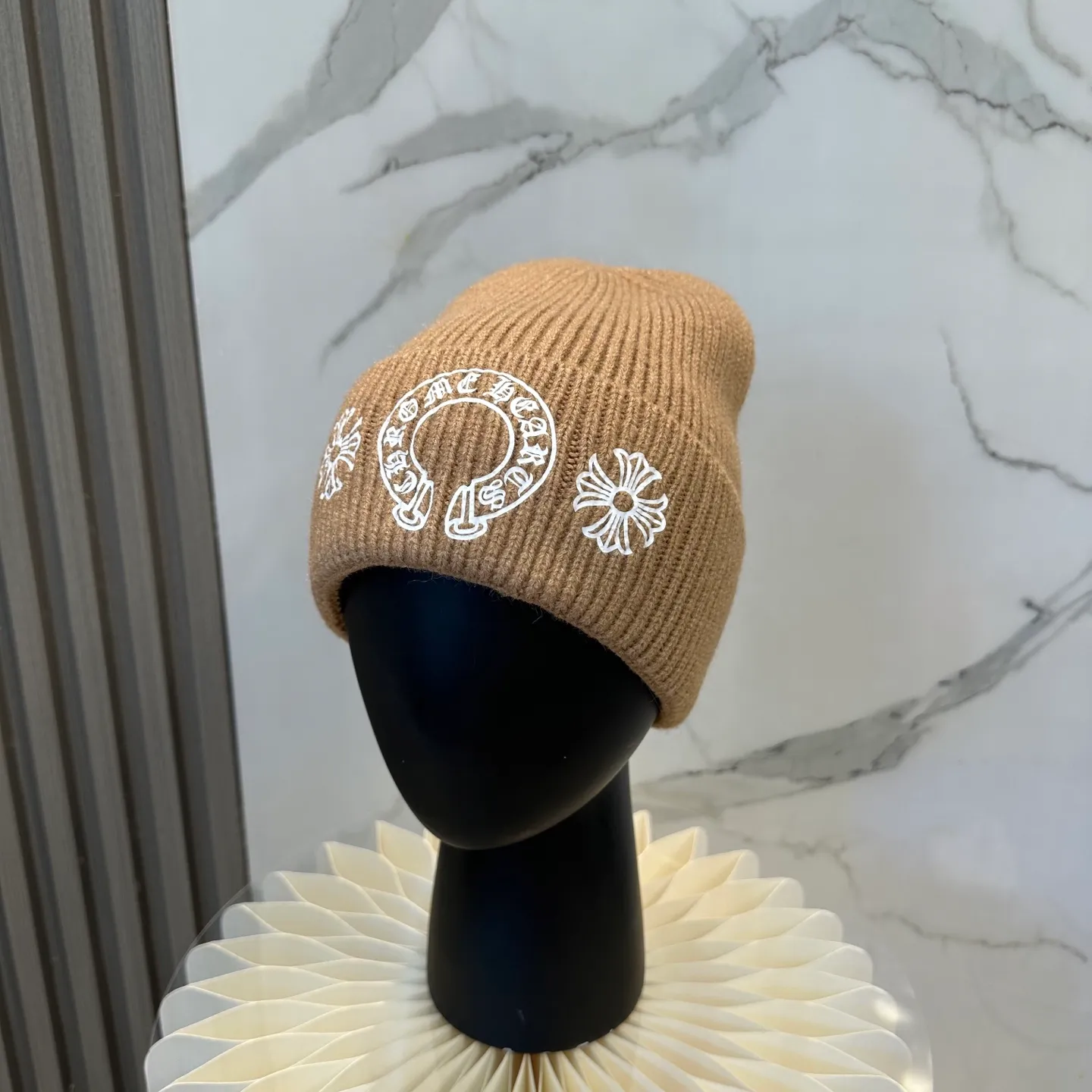 P70 🤍Chrome hearts new autumn and winter cross knitted hat🧶 One of the must-have hats in autumn and winter~ It really looks good on whoever wears it~, it is also a perfect match in black and white and gray in autumn~